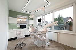 Behandlungsraum mit Blick in den Garten